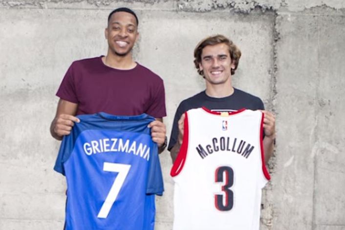 CJ McCollum y Antoine Griezmann intercambiando camisetas. Foto: NBA