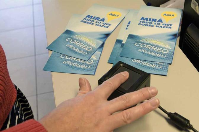 La francesa Katell Abiven se registra para comprar marihuana. Foto: AFP.