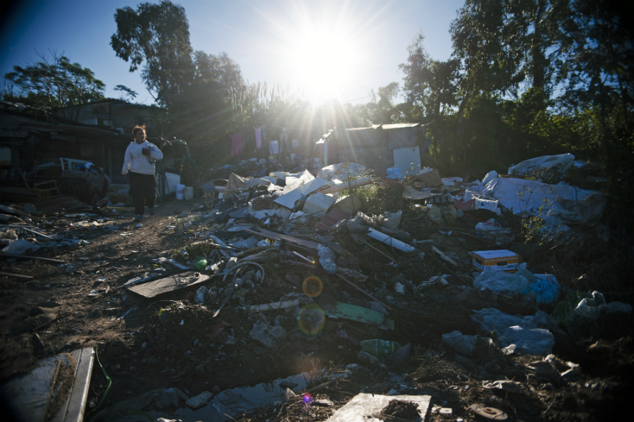 Los hombres viven mayoritariamente de clasificar la basura que sacan del vertedero. Foto: F. Ponzetto