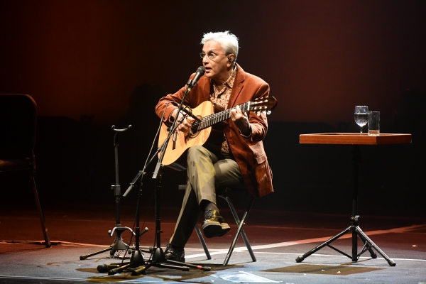 Veloso, solo con su guitarra. Foto: Marcelo Bonjour