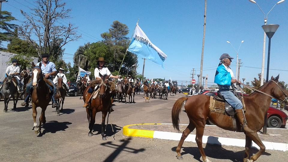 El comienzo de la caballeriza gaucha que representa la batalla de Arbolito. FOTO: Néstor Araújo