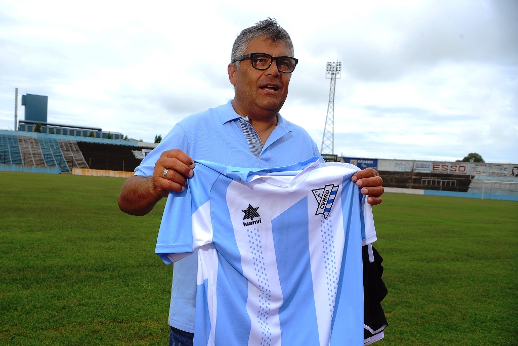 Alfredo Jaureguiverry con la camiseta cerrense para 2017. Foto: F. Ponzetto