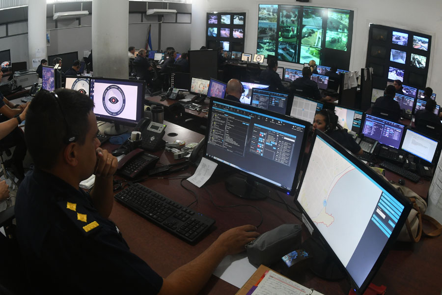 El eterno femenino de una imaginativa pintora