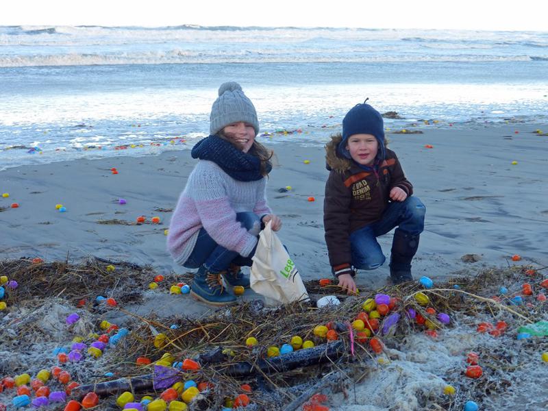 Huevos Kinder en playa alemana. Foto: Klaus Kremer / www.haz.de
