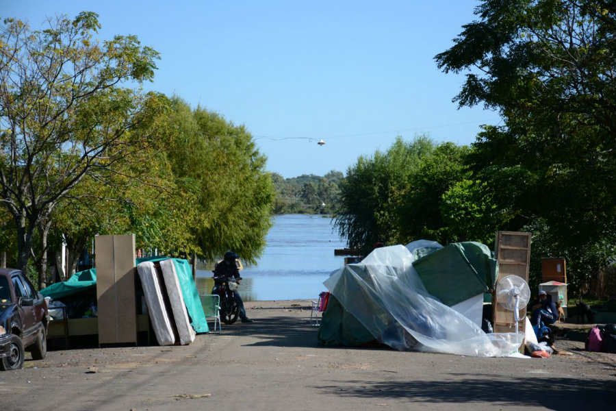 Juez autorizó desalojar a los ocupantes de las viviendas que pueden ser afectadas por la creciente. Foto: Raúl Zapata/  Intendencia de Artigas