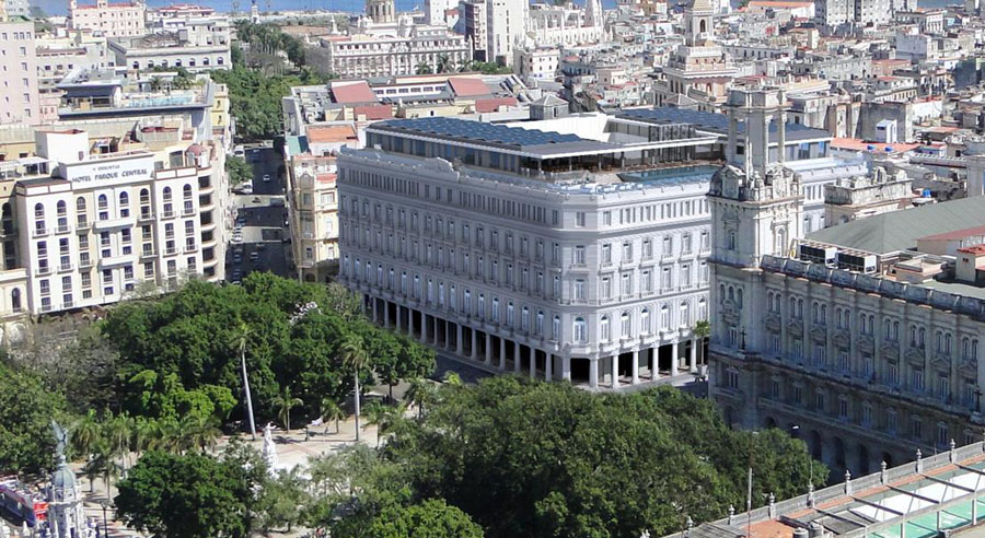 El eterno femenino de una imaginativa pintora