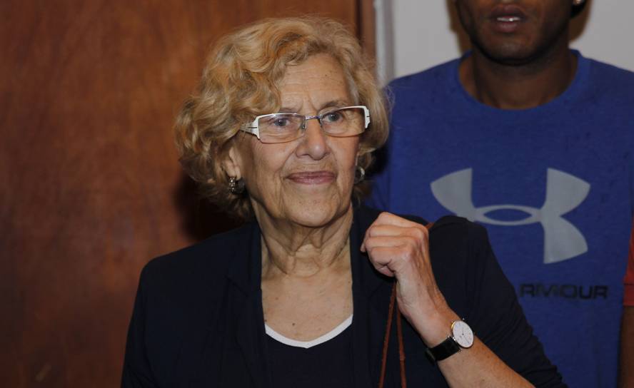 Manuela Carmena visitó Casavalle junto a Daniel Martínez. Foto: EFE.