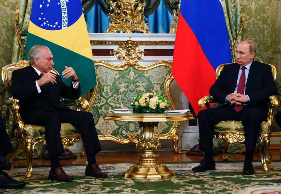 Mientras su situación se complica, Temer está de gira por Rusia. Foto: AFP