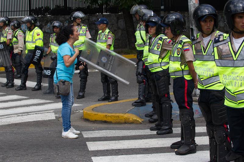 Oposición venezolana marcha y exige adelanto de elecciones presidenciales. Foto: EFE