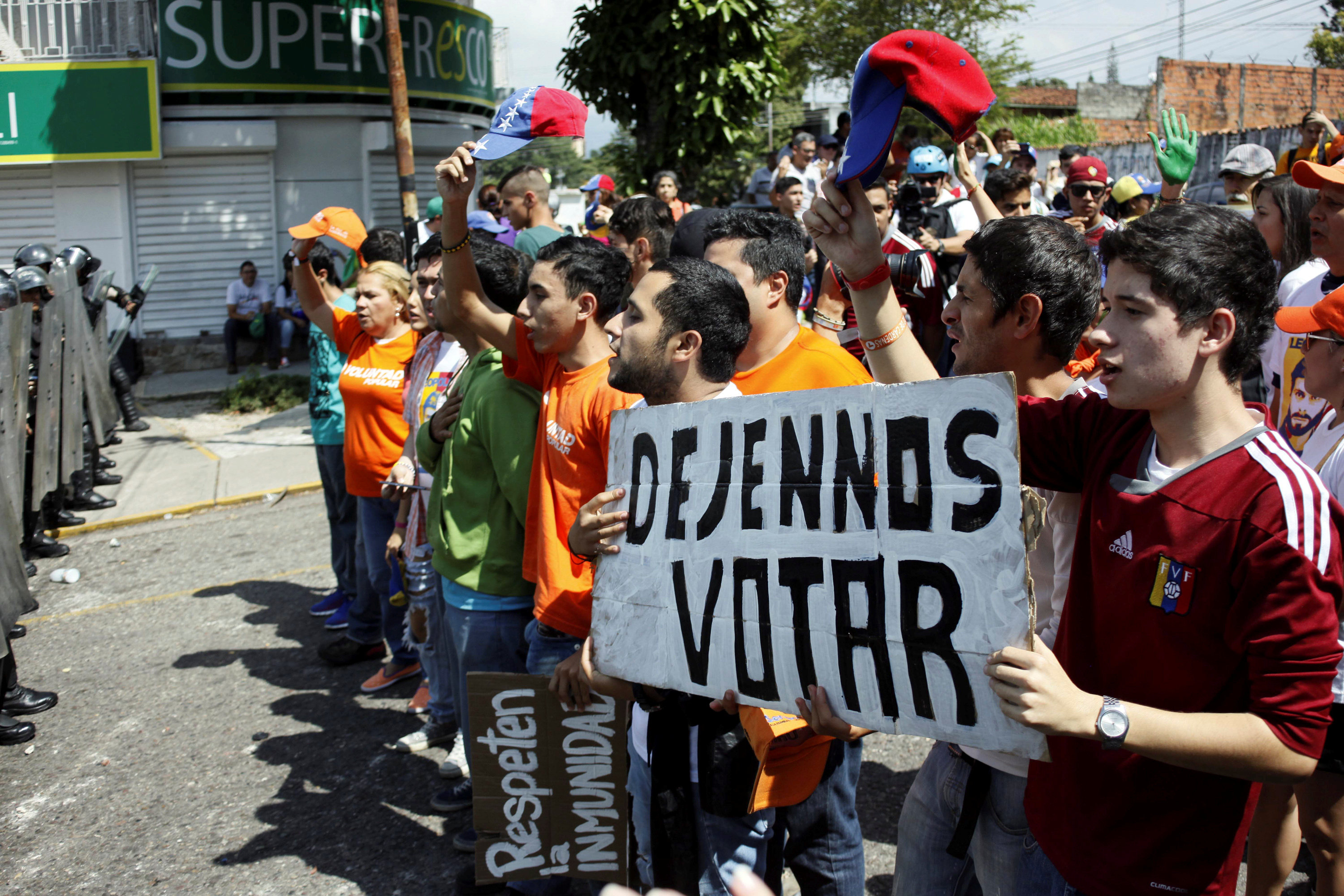 Oposición venezolana marcha y exige adelanto de elecciones presidenciales. Foto: Reuters