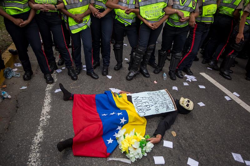 Oposición venezolana marcha y exige adelanto de elecciones presidenciales. Foto: EFE