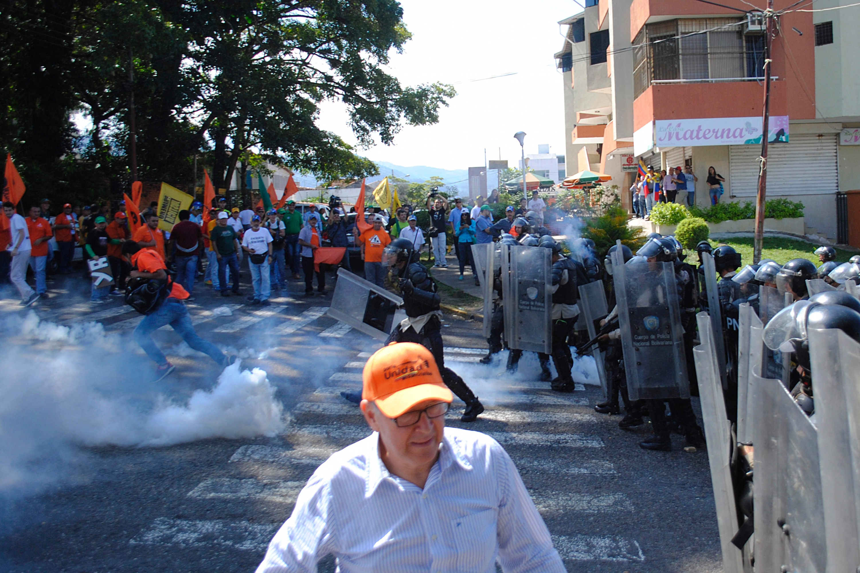 Oposición venezolana marcha y exige adelanto de elecciones presidenciales. Foto: AFP
