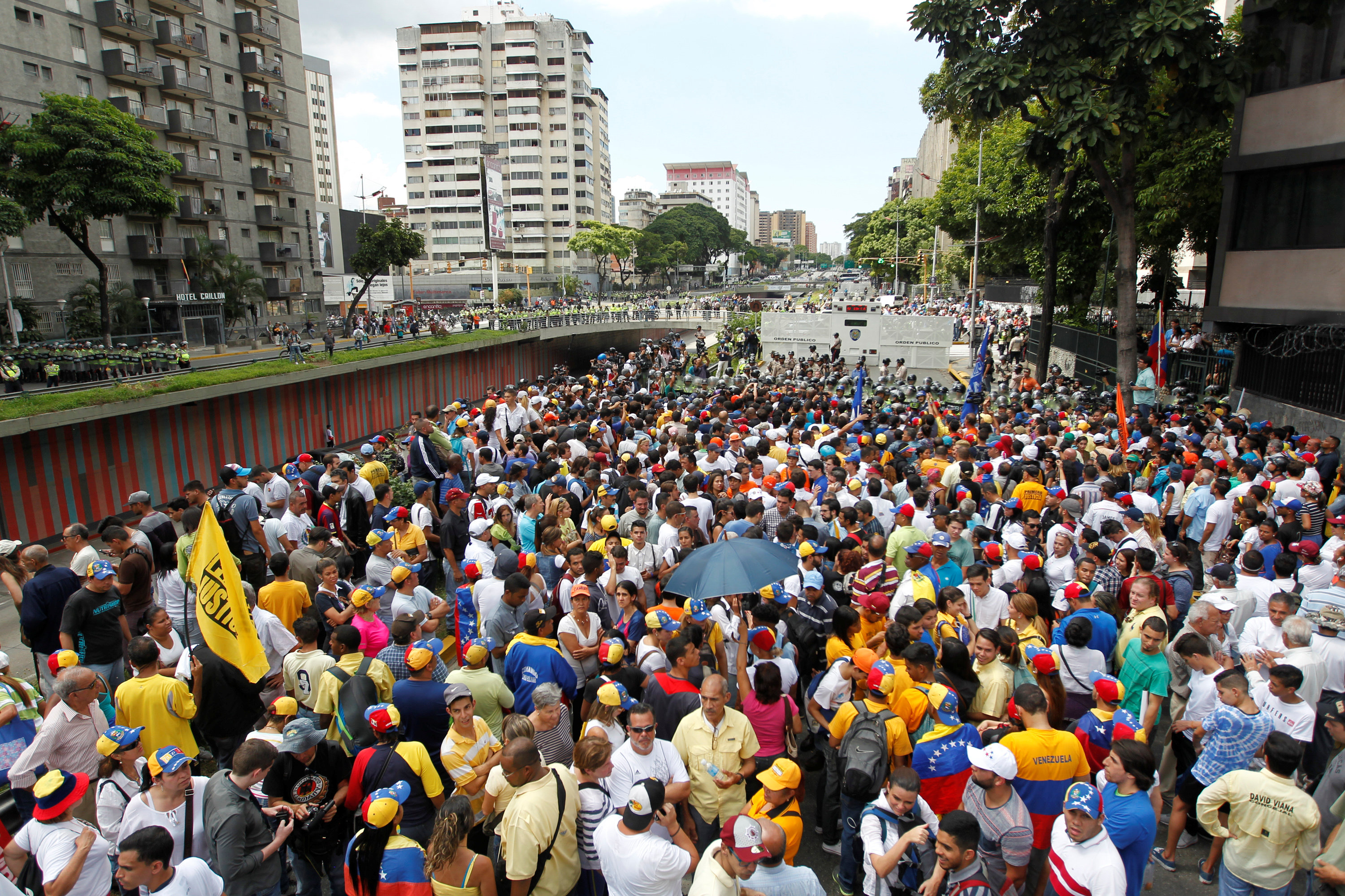 Oposición venezolana marcha y exige adelanto de elecciones presidenciales. Foto: Reuters