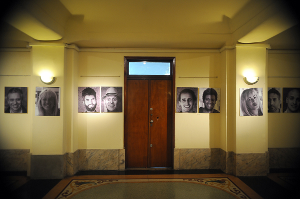 En el entrepiso, una exposición de retratos de Ivo Panico, vecino del Salvo, es un homenaje a sus habitantes. Foto: Fernando Ponzetto.