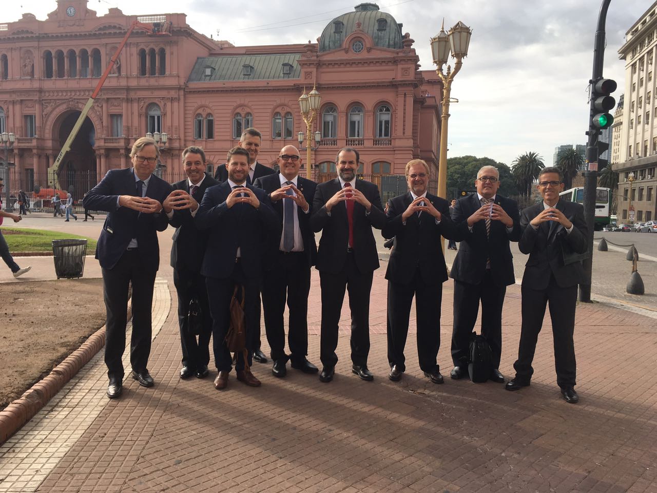 Casa Rosada. Representantes de Argentina y Uruguay con el símbolo de la candidatura. Foto: FUBB