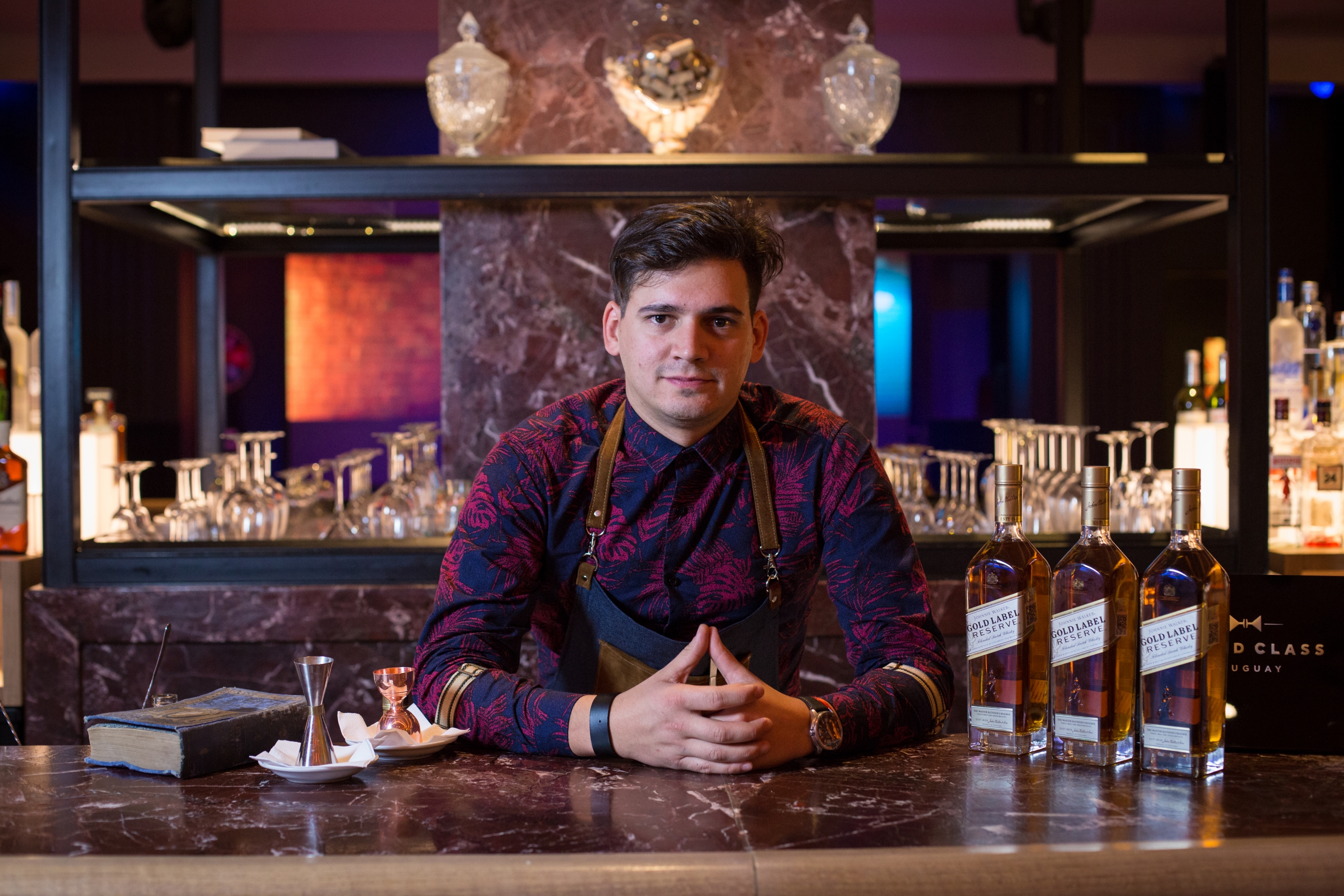 Giovanni Berón, bartender encargado del Sofitel Casino Carrasco.