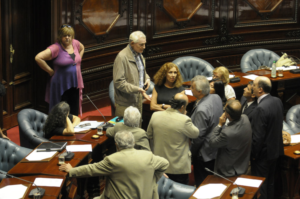 Senadores del FA esperando a Michelini para tratar tema Ancap. Foto: Leonardo Mainé