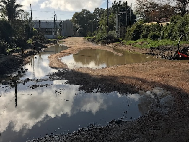 Chapuzones: varios autos caen al pozo al llegar a Giannattasio. Foto: Gentileza lector