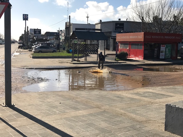 Chapuzones: varios autos caen al pozo al llegar a Giannattasio. Foto: Gentileza lector