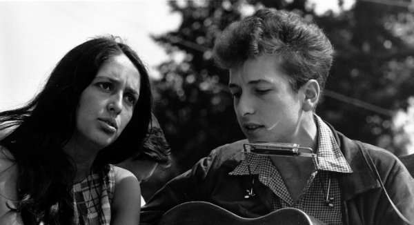 Joan Baez y Bob Dylan. Foto: Commons.