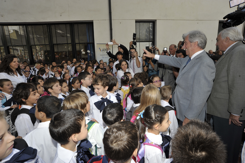 Tabaré Vázquez en recorrida por escuelas. Foto. Leonardo Mainé