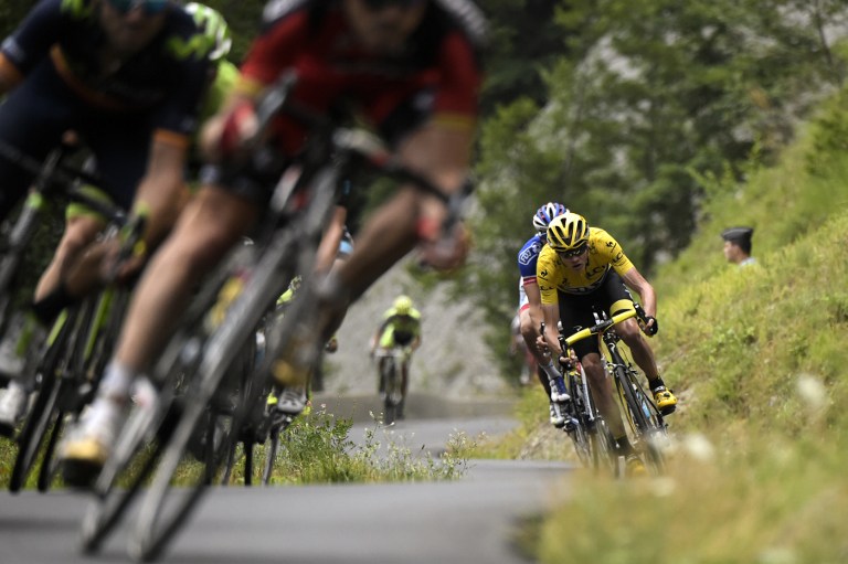 El británico Christopher Froome, con el maillot amarillo del líder general del Tour de Francia. Foto: AFP.
