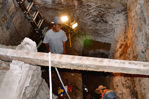 Un trabajador observa el profundo túnel descubierto por azar bajo el piso del restaurante. Foto: El País.