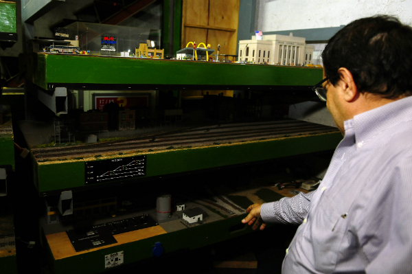 Víctor Lampariello con sus maquetas (Foto: Fernando Ponzetto).