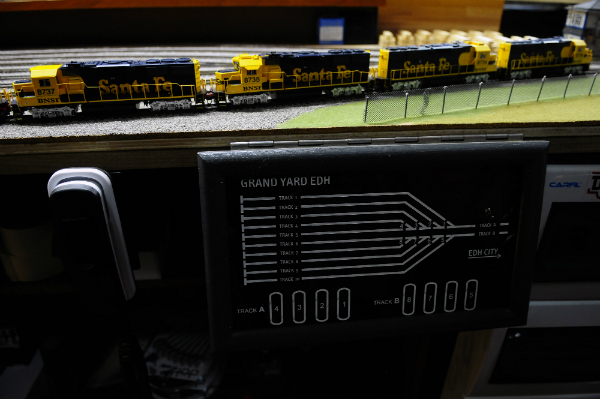 El control digital del minisistema ferroviario incluye teléfonos para conectar a los operadores (Foto: Fernando Ponzetto).