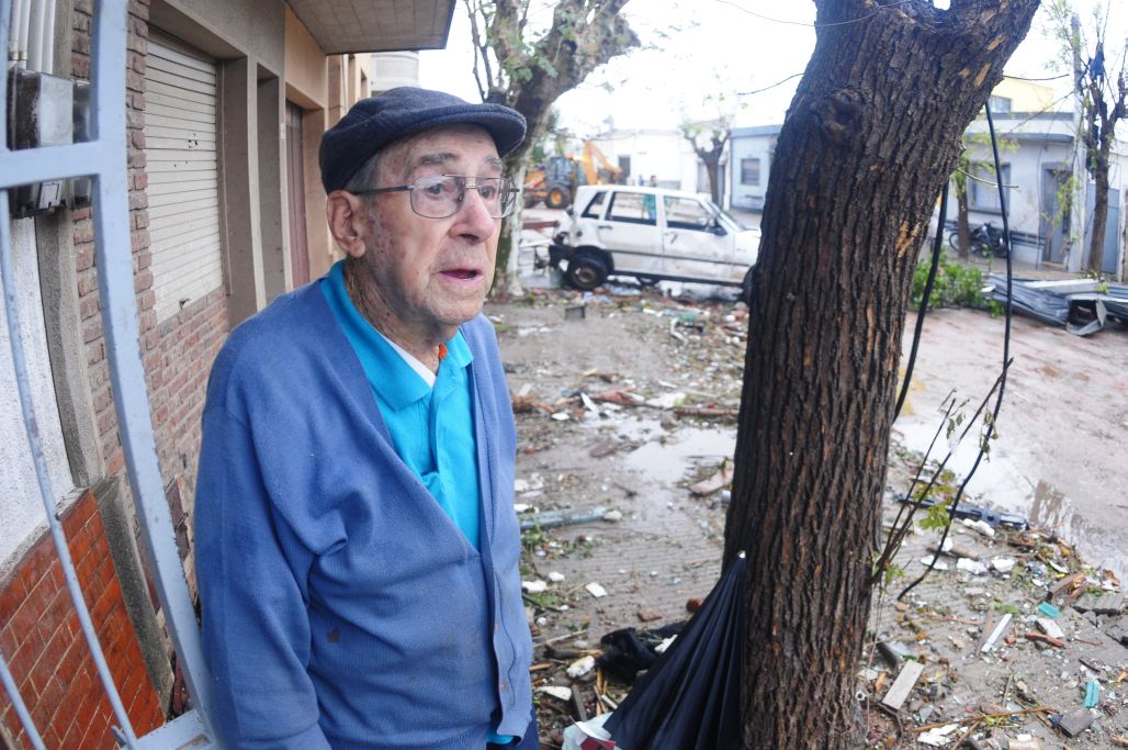 Un vecino de Dolores no puede salir de su asombro. Foto: Fernando Ponzetto