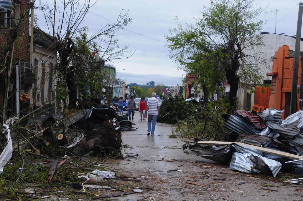 Las calles de Dolores son la imagen del tornado que pasó. Foto: Fernando Ponzetto