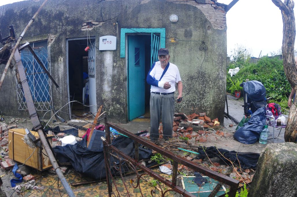 Un vecino que resultó herido mira lo que queda de su casa. Foto: Fernando Ponzetto