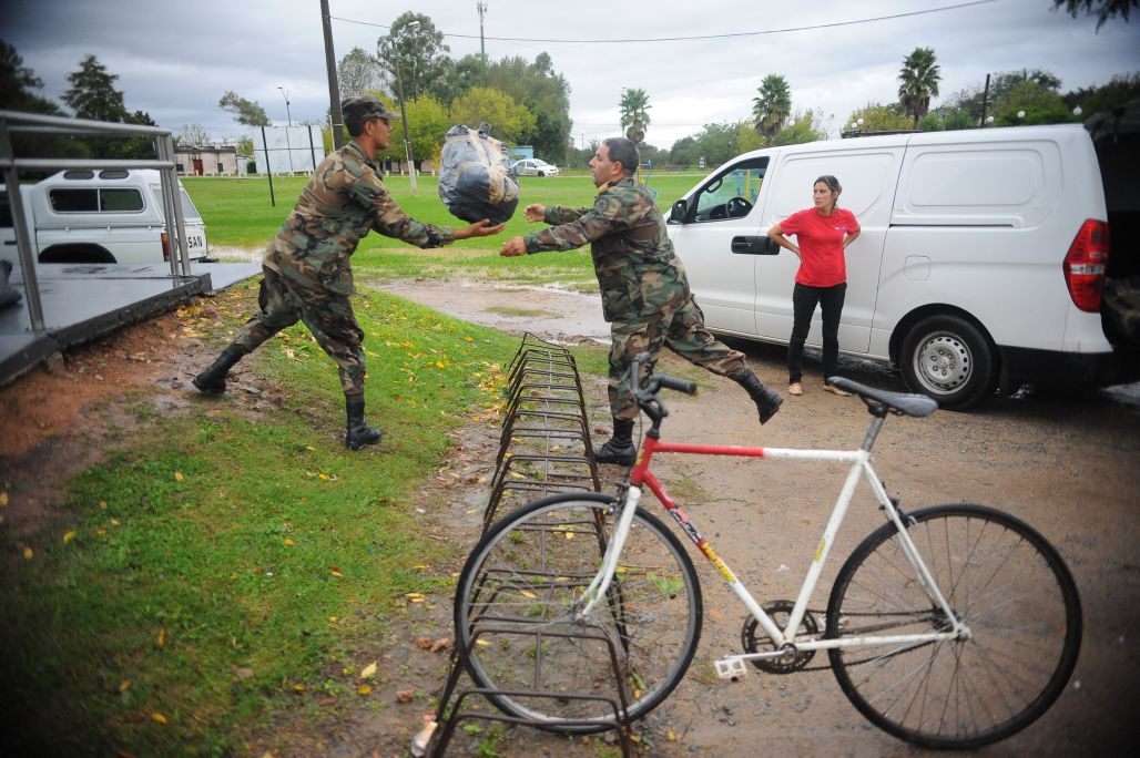 El Ejército en las tareas de auxilio a los evacuados. Foto: Fernando Ponzetto