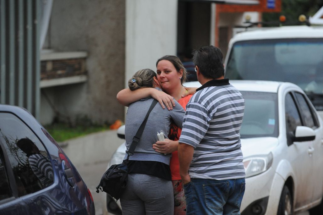 Vecinos que no encuentran consuelo. Foto: Fernando Ponzetto