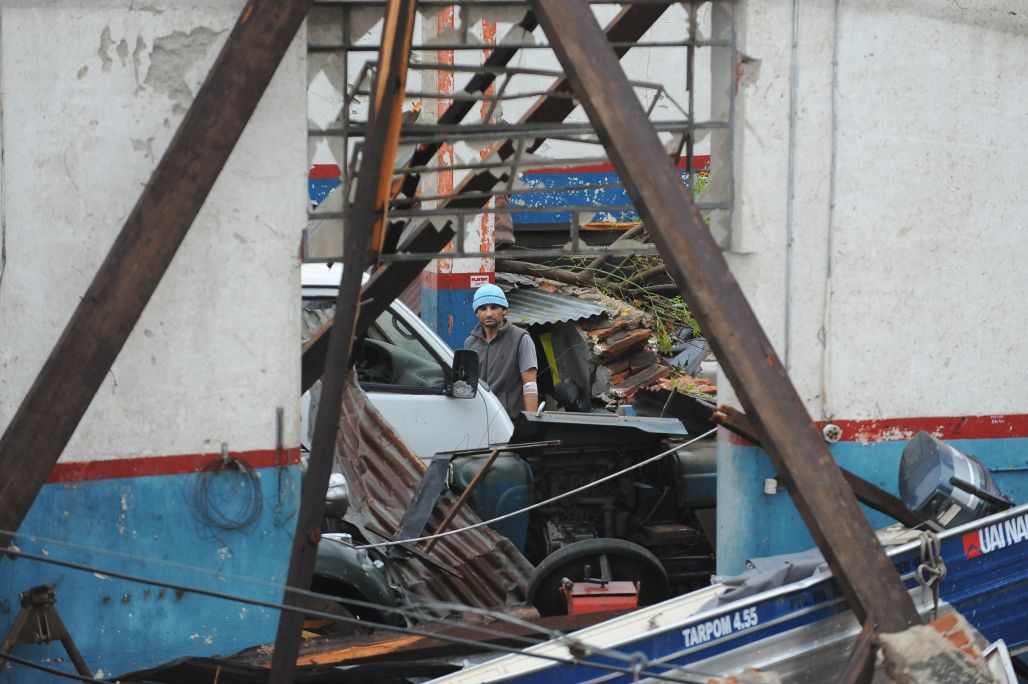 Un trabajador vuelve al galpón destruido. Foto: Fernando Ponzetto
