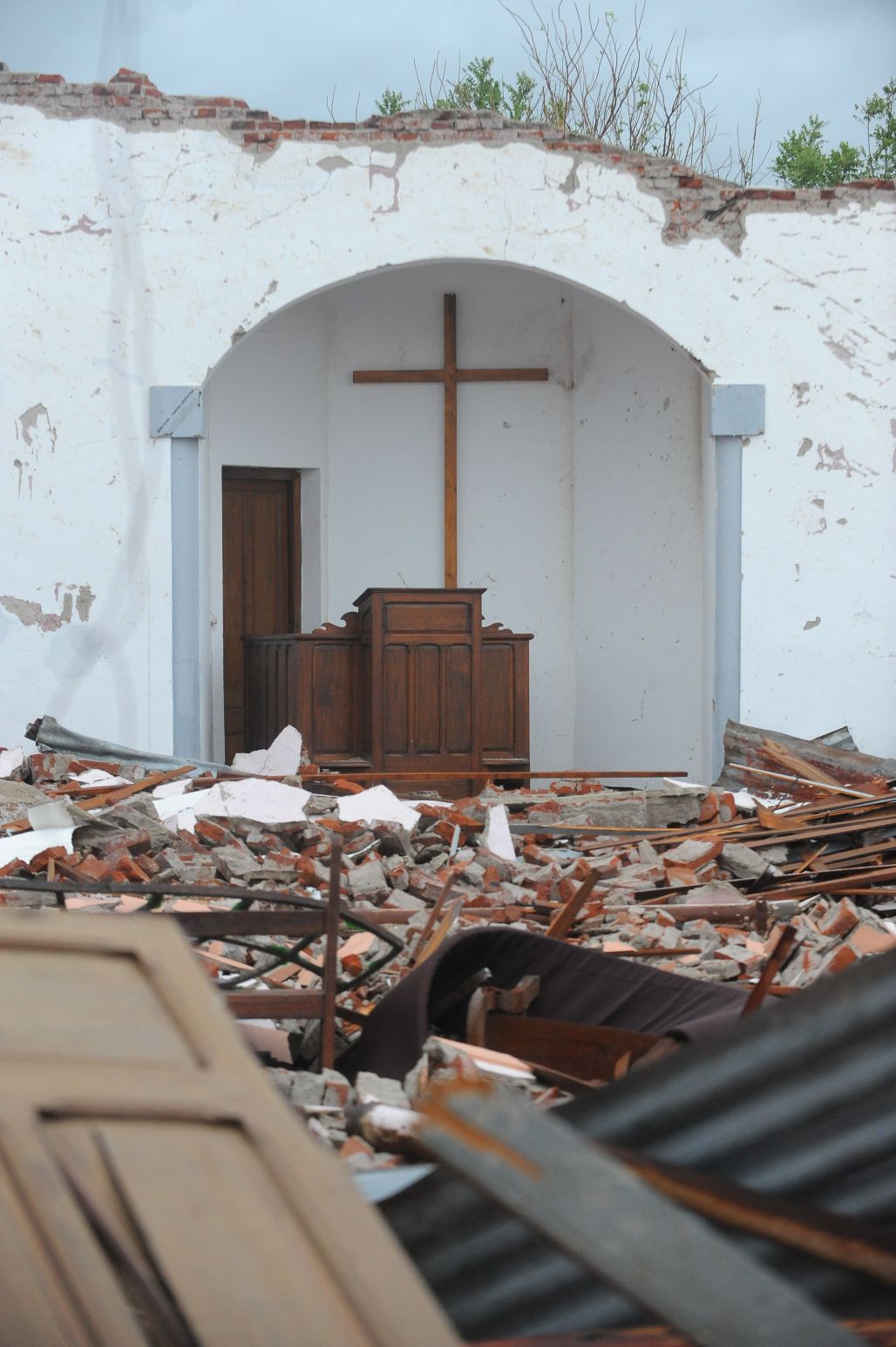 Lo que quedó en pie de la iglesia de Dolores. Foto: Fernando Ponzetto