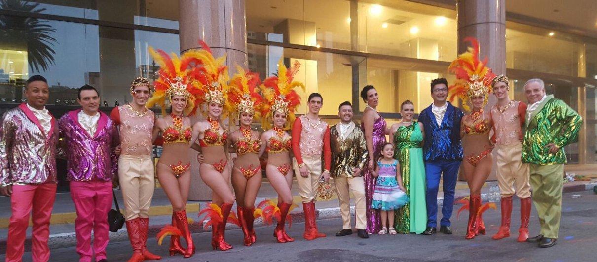Orpi junto a parte del staff de revista Tabú.