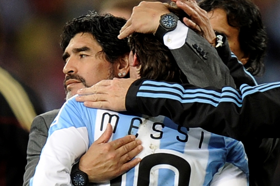 Diego Maradona junto a Lionel Messi. Foto: Archivo El País.