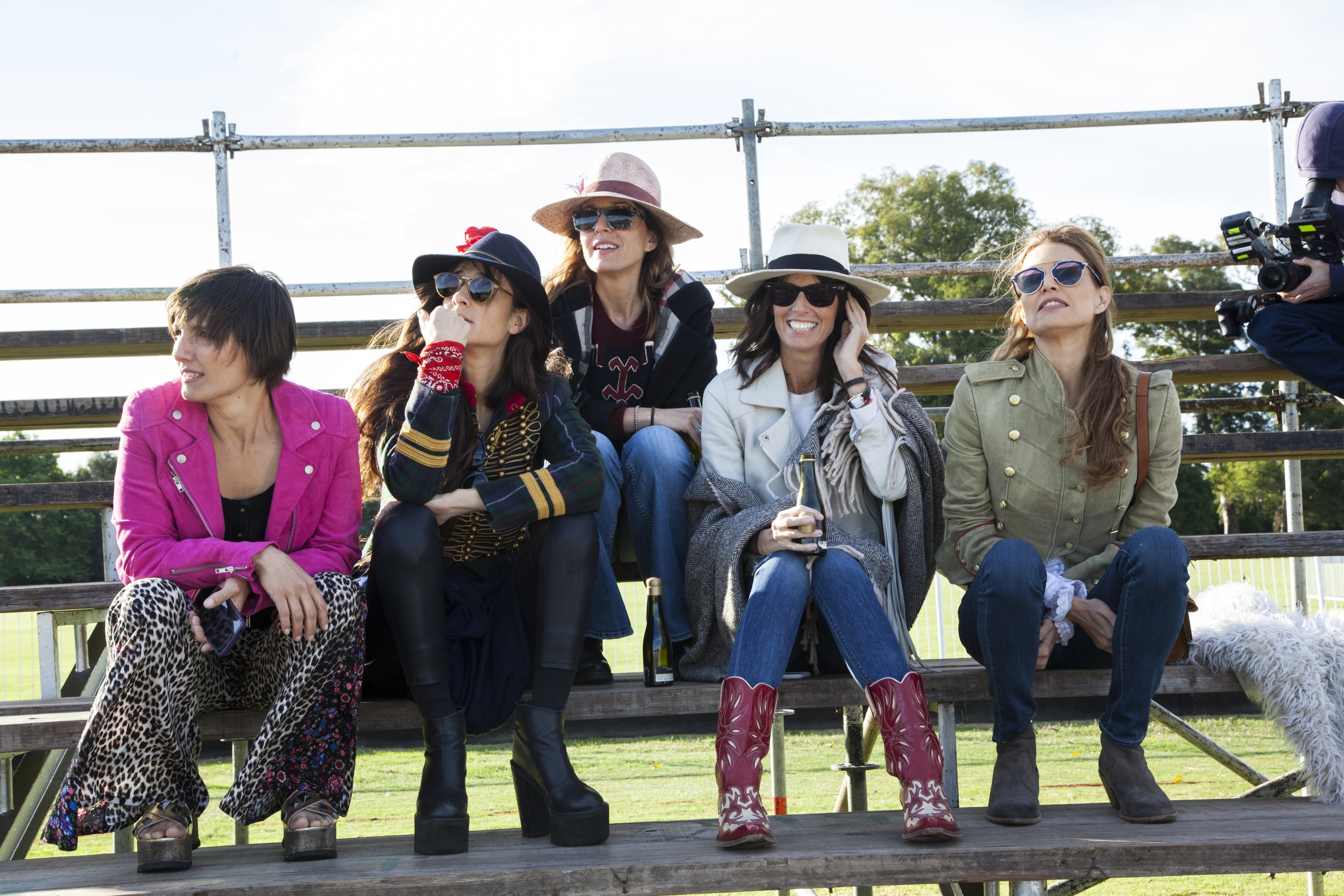 Cinco de ellas en un partido de polo, deportes que las une entre otras cosas.
