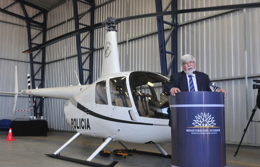 Al fondo de Bonomi, una de las aeronaves que surcará el cielo uruguayo. Foto: F. Flores