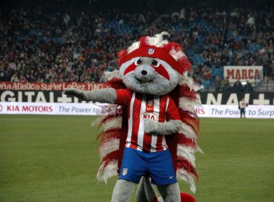 La mascota del Atlético luce plumaje indígena.