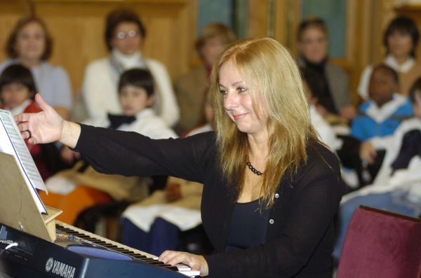 El eterno femenino de una imaginativa pintora