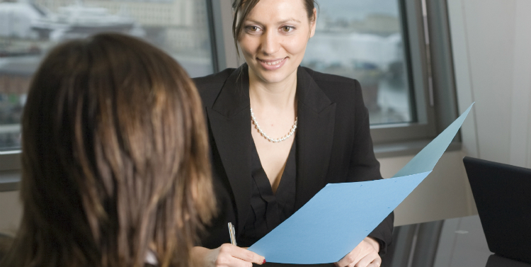 El eterno femenino de una imaginativa pintora