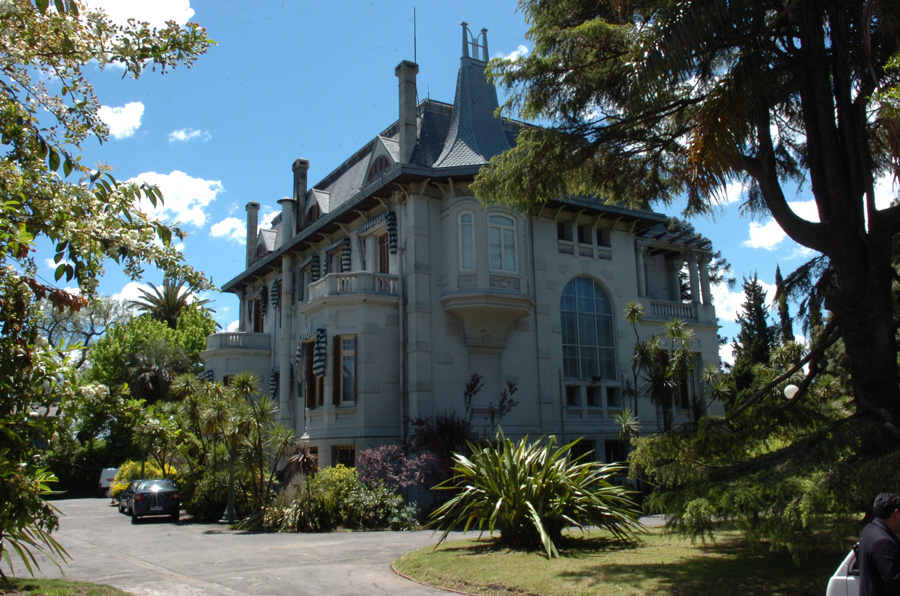 El eterno femenino de una imaginativa pintora