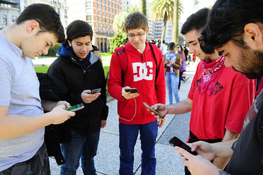 Varias personas salieron a jugar al Pokémon Go. Foto: Marcelo Bonjour