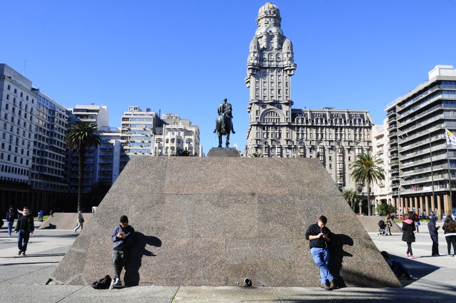 El eterno femenino de una imaginativa pintora