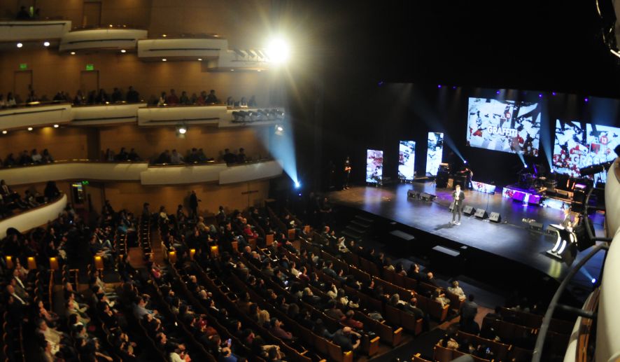 El eterno femenino de una imaginativa pintora