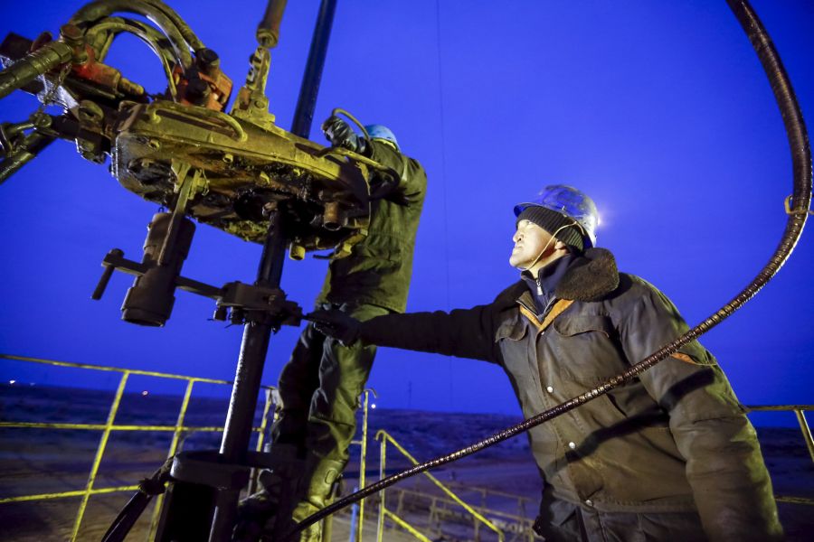 Operarios trabajan en un pozo de petróleo. Foto: Reuters