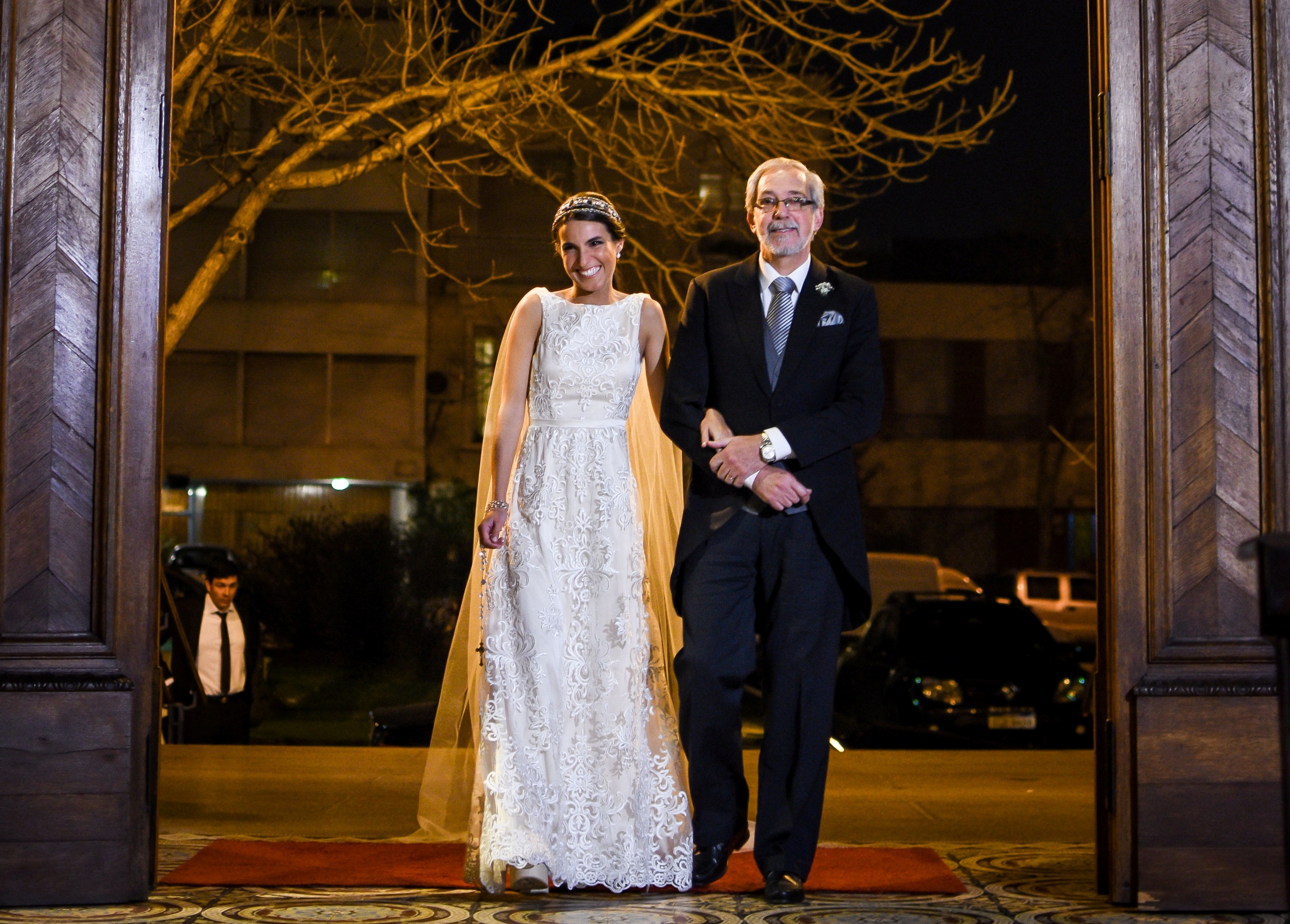 La novia entrando del brazo del padre. Los novios. Foto: LR PRODUCCIONES.