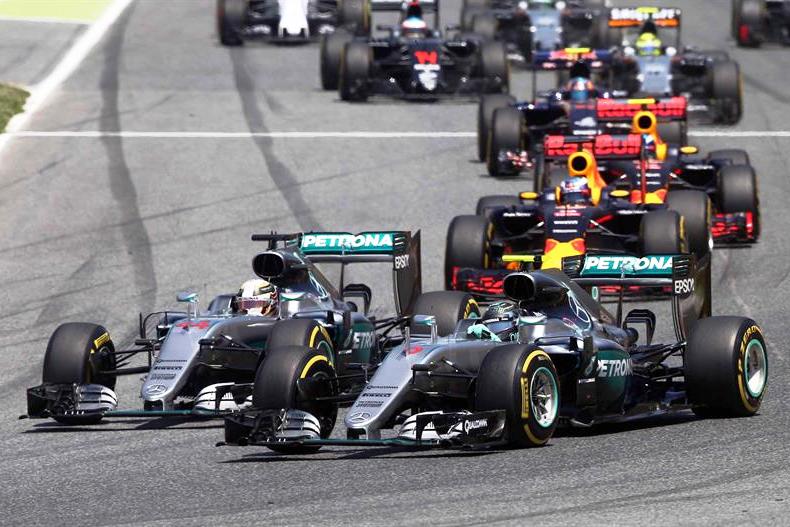 Curva 1: Rosberg empieza a pasar por afuera a Hamilton. Foto: EFE